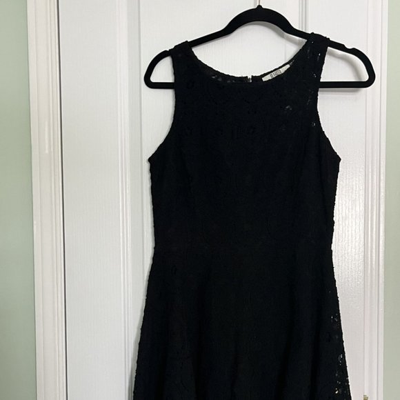 BB Dakota Lace Dress - Picture 2 of 4